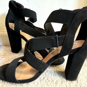 Strappy black heeled sandal. Size 9